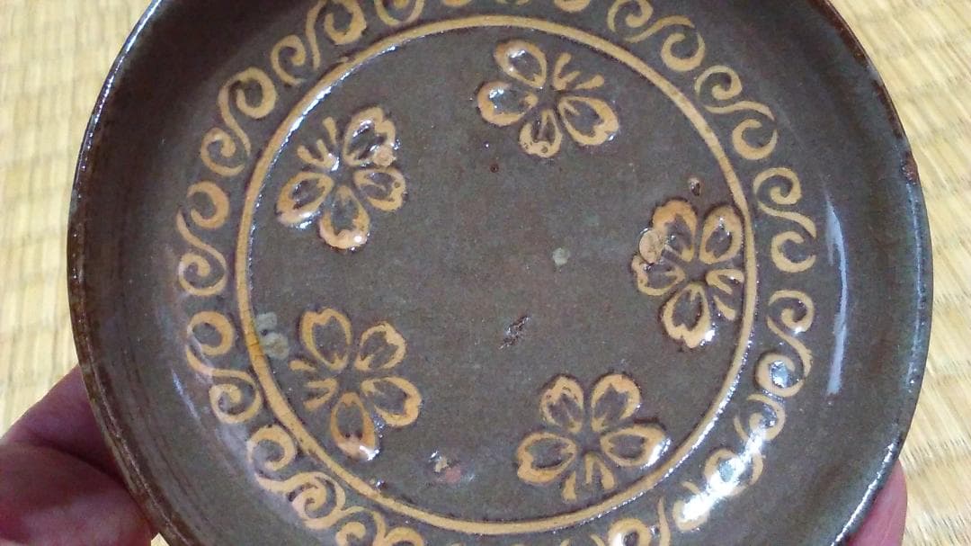 古唐津　平盃・小皿（黒）三島象嵌　桜花　椎の峰窯　完品