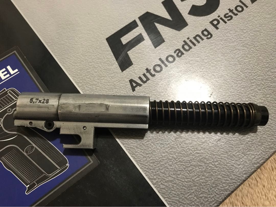 東京マルイ　ガスガンのFN5ー7ファイブセブン　スペマグ3本