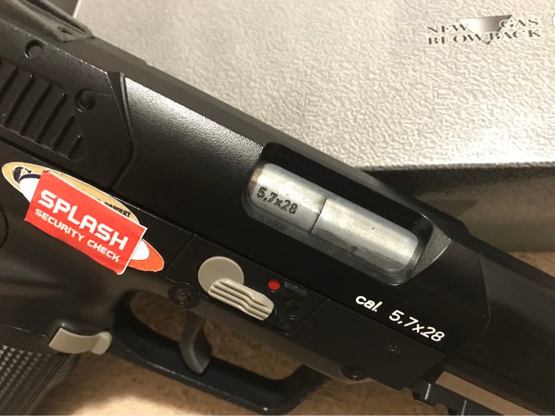 東京マルイ　ガスガンのFN5ー7ファイブセブン　スペマグ3本