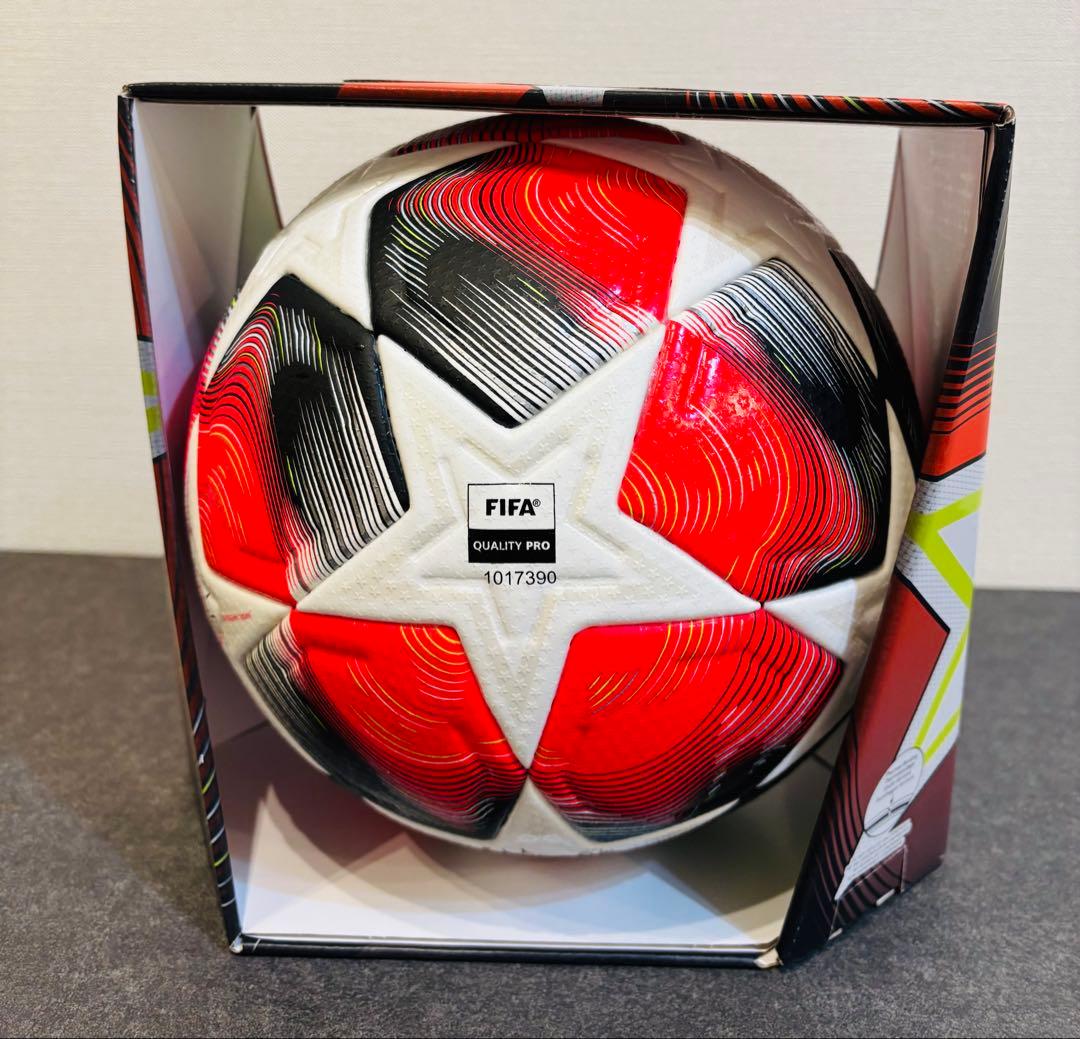 アディダス　サッカーボール　Champions League 公式球　5号球