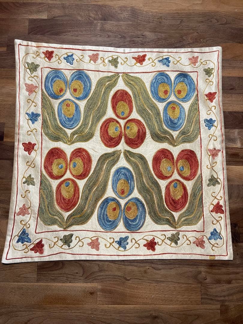 ウズベキスタン伝統刺繍スザニ　シルクonシルク　クッションカバー