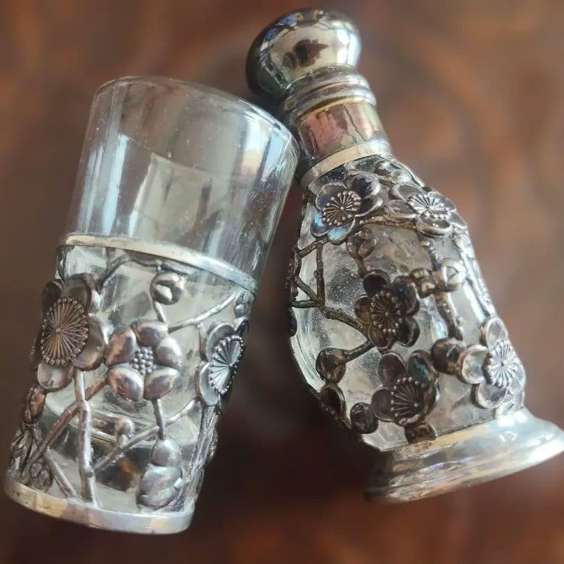 梅花模様のガラスと金属製装飾品、オ−ルドシルバー-