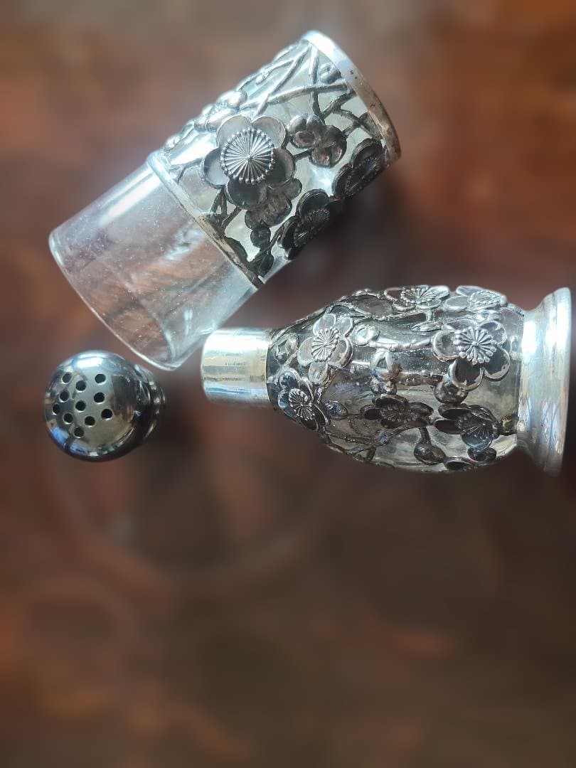 梅花模様のガラスと金属製装飾品、オ−ルドシルバー-