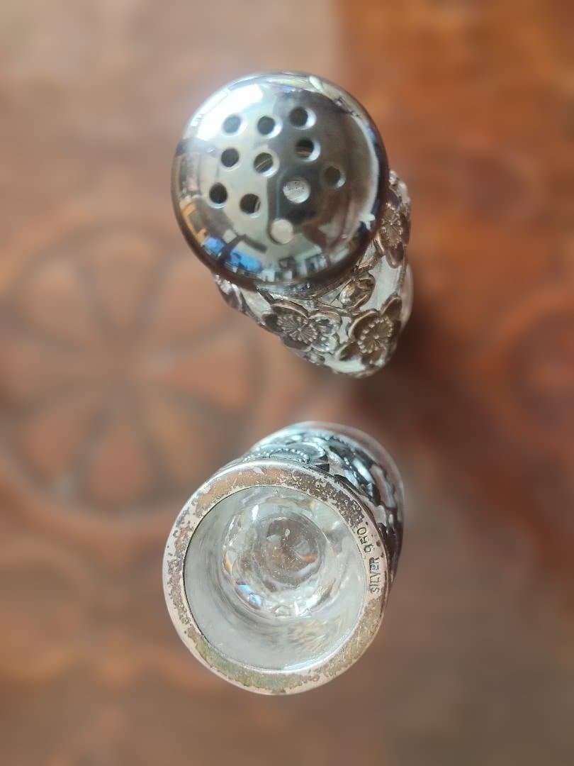 梅花模様のガラスと金属製装飾品、オ−ルドシルバー-