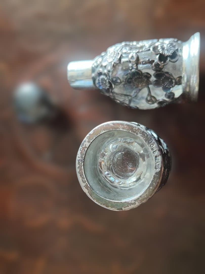 梅花模様のガラスと金属製装飾品、オ−ルドシルバー-