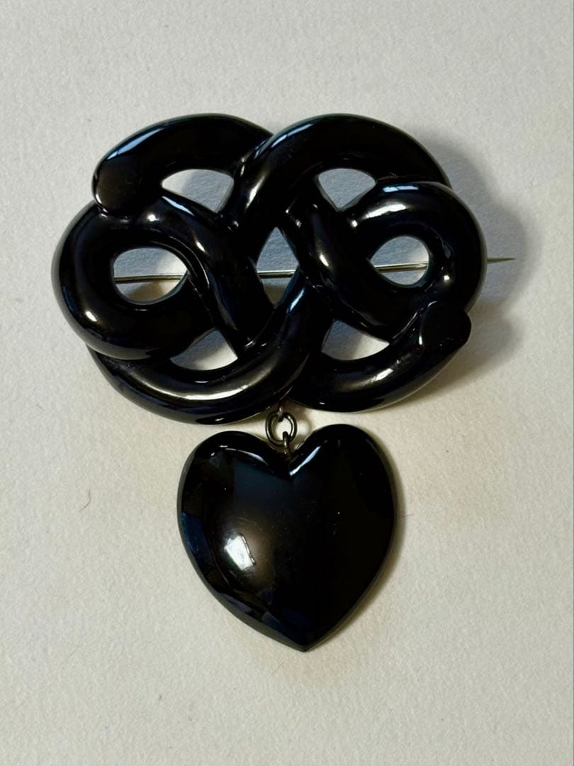 アンティークジェット　黒いハート型チャーム付きブローチ