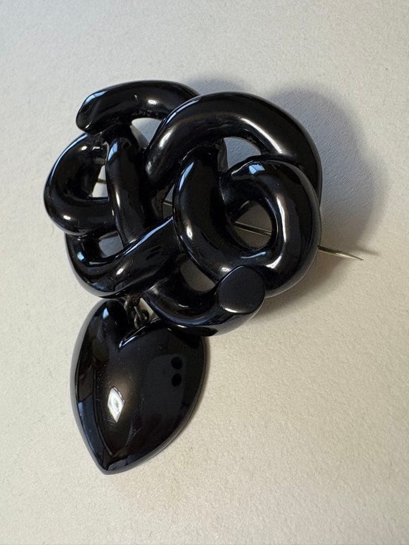 アンティークジェット　黒いハート型チャーム付きブローチ