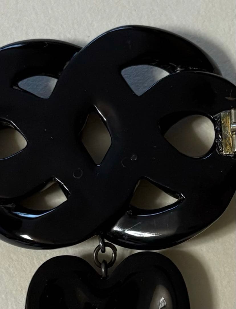 アンティークジェット　黒いハート型チャーム付きブローチ