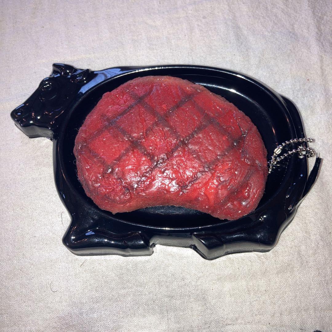 キーホルダー　ステーキ　スクイーズ　皿部品一部破損