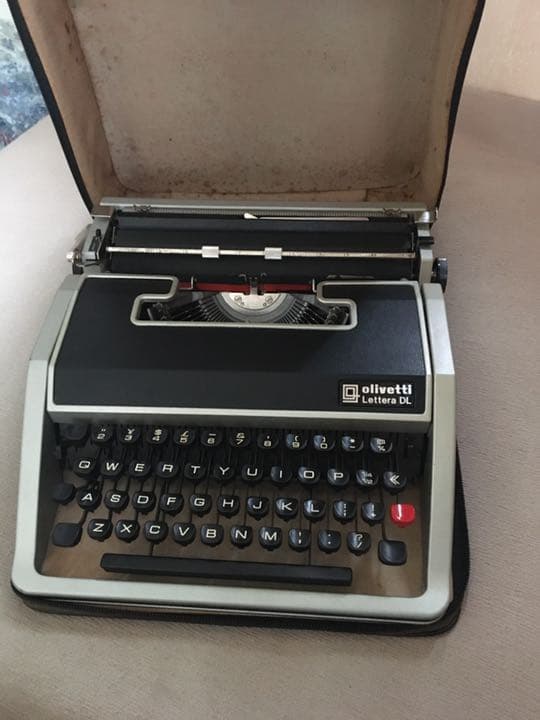 Olivetti 英文タイプライター