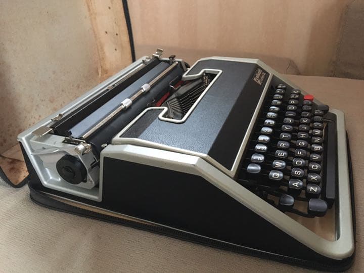 Olivetti 英文タイプライター