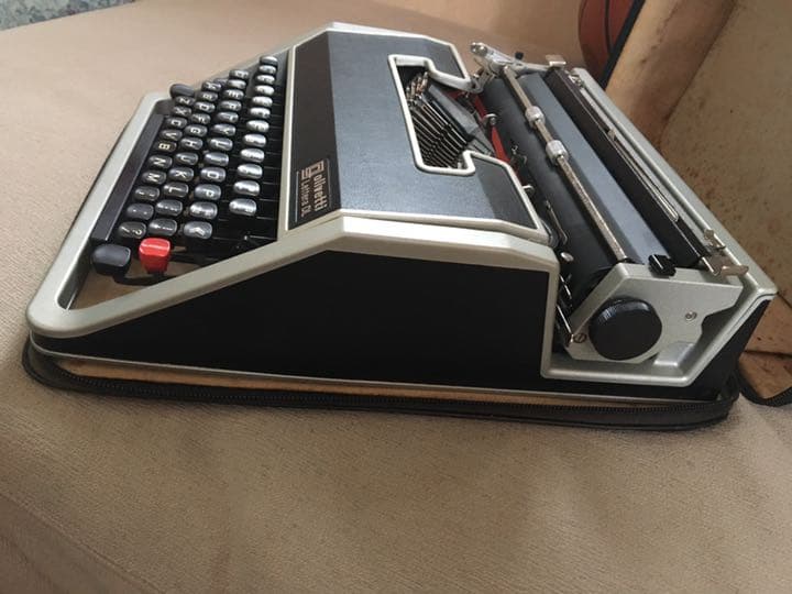 Olivetti 英文タイプライター