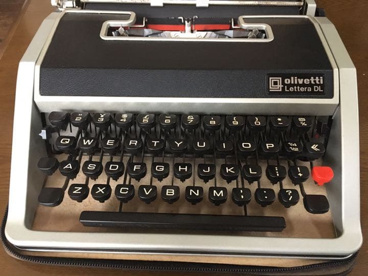 Olivetti 英文タイプライター