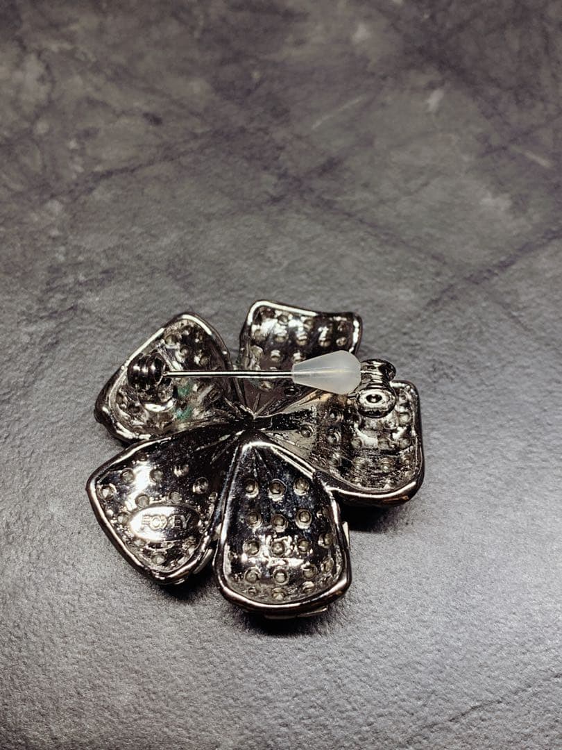 美品★FOXEY定番のロングセラー ブローチ \"FLEUR\"　ホワイト白