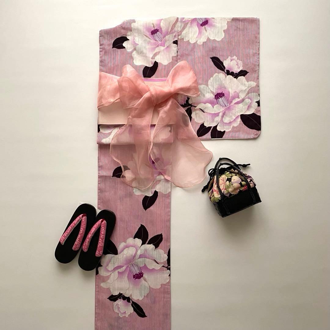 【浴衣5点セット】ボヌールセゾン　浴衣　半幅帯　飾り帯　かごバッグ　下駄　椿　縞