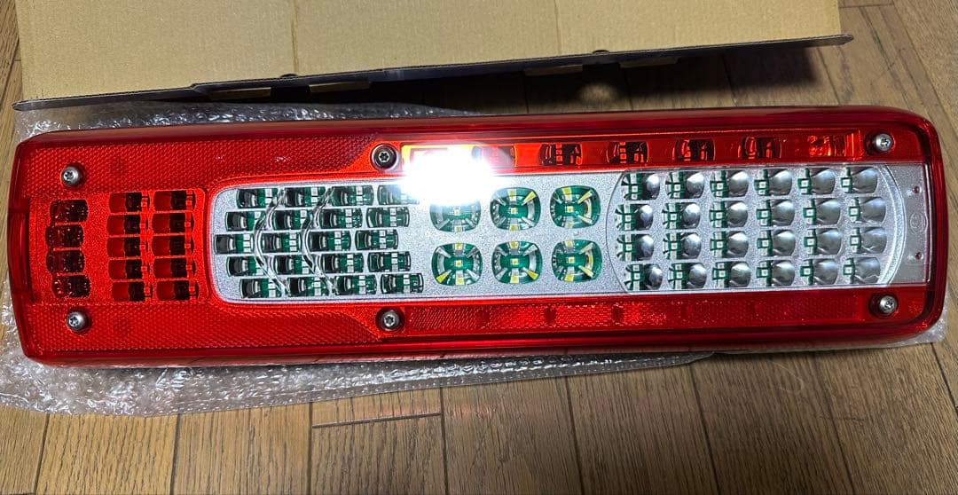 タ*カ様 新型UD LEDテールランプ VOLVOタイプ　左右　新品