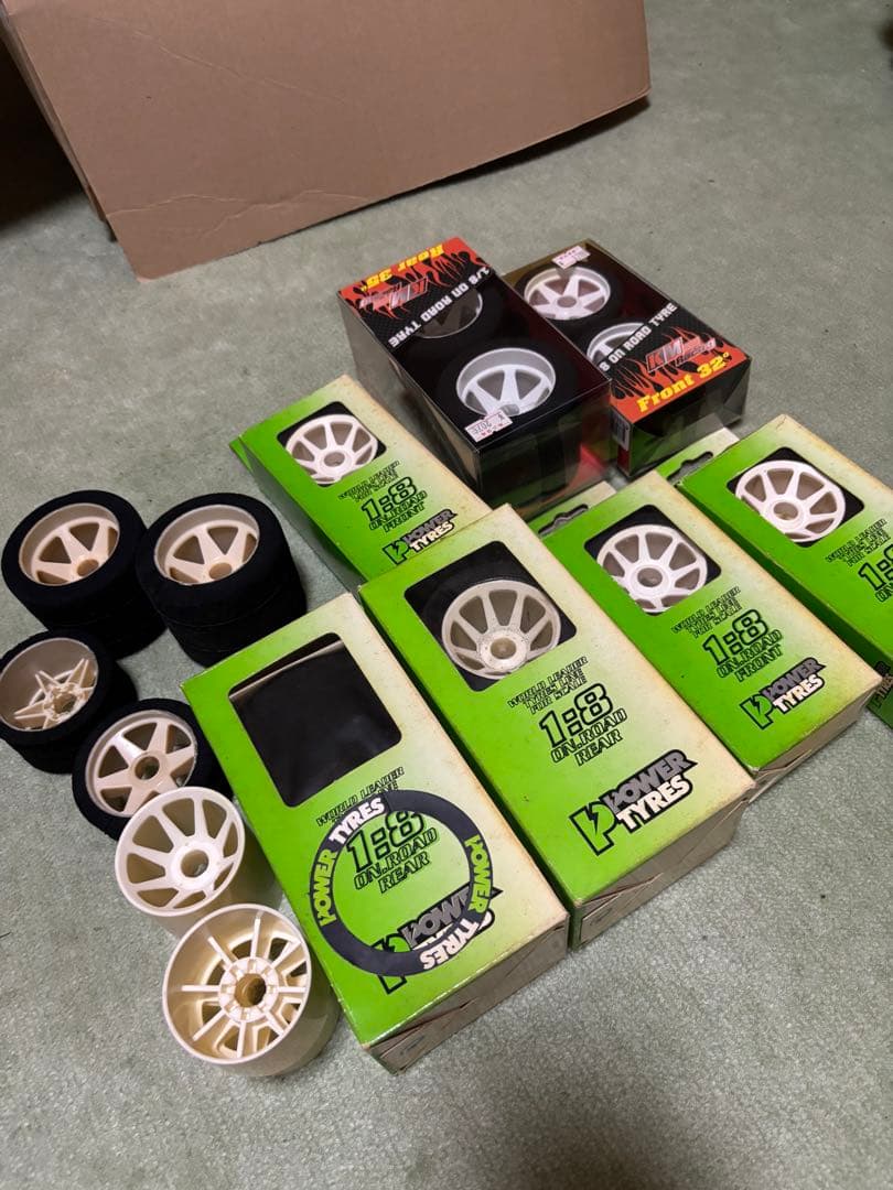 シェファード V8 2台 走行少な目 ボディ付き　1/8 エンジンRC