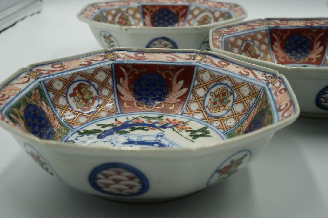 大聖寺伊万里　５客　赤絵金彩　八角中皿　大明萬暦年製　磁貫入　丸紋巻物　波図