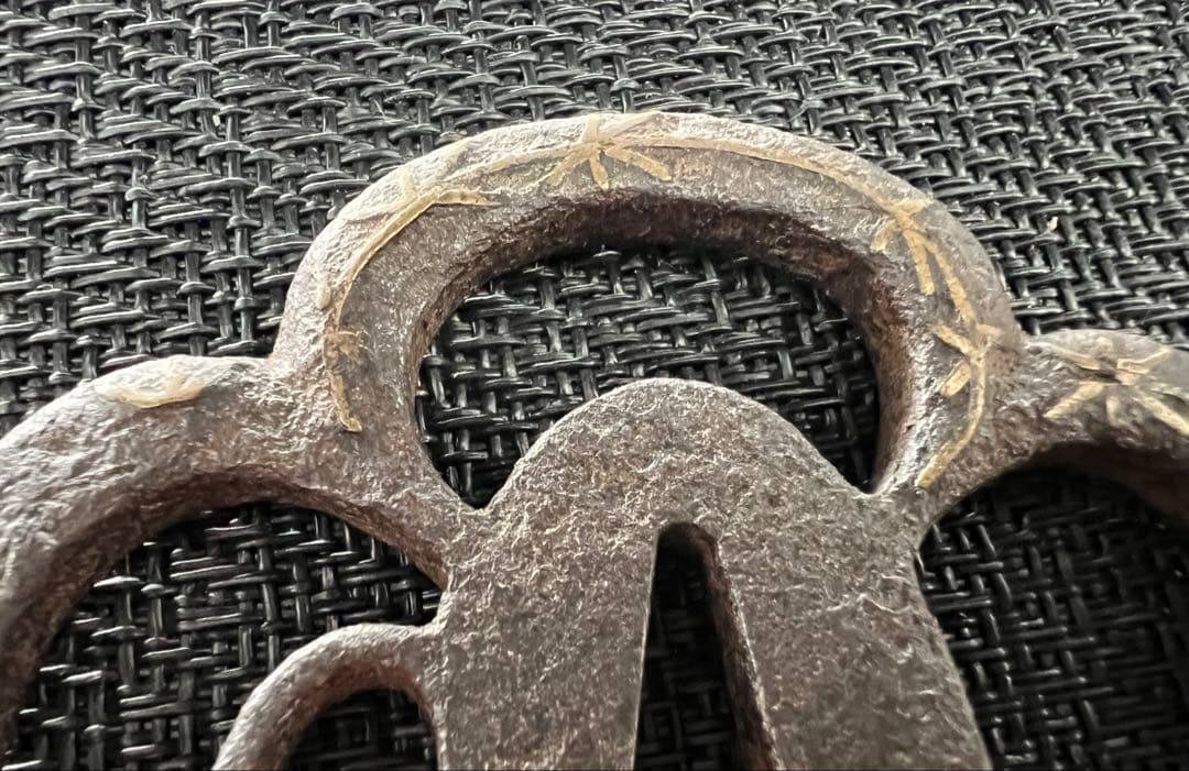 刀装具 木瓜形透かし鍔 鉃地 金象嵌 年代物 アンティーク 箱付き 鍔布団付き