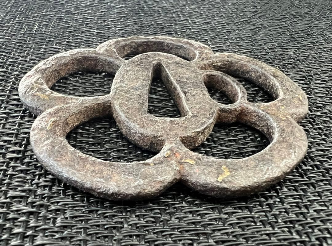 刀装具 木瓜形透かし鍔 鉃地 金象嵌 年代物 アンティーク 箱付き 鍔布団付き