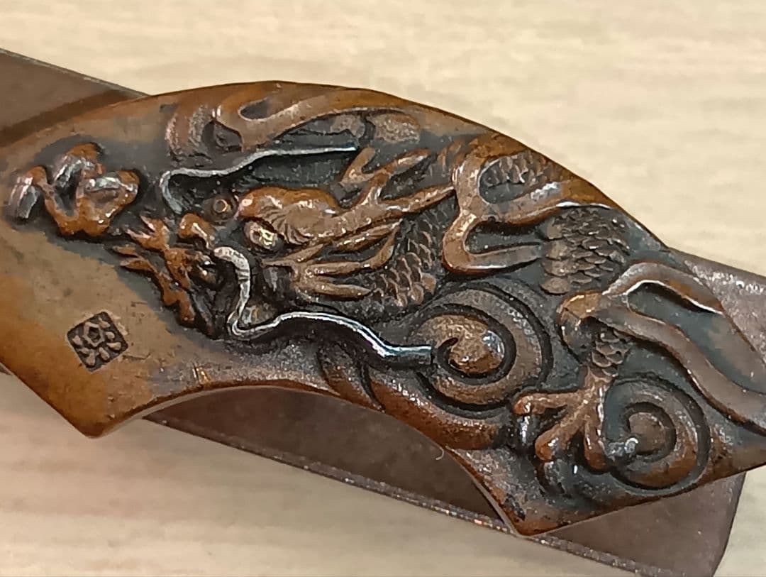 煙草入れ／前金具／雲龍図／在銘あり