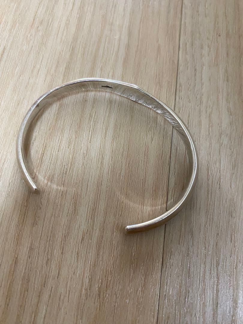 あか　　Man 目黒蓮着用　mollive（モリーヴ)バングル