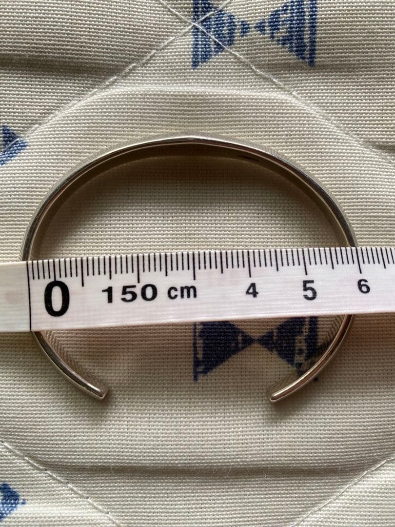 あか　　Man 目黒蓮着用　mollive（モリーヴ)バングル