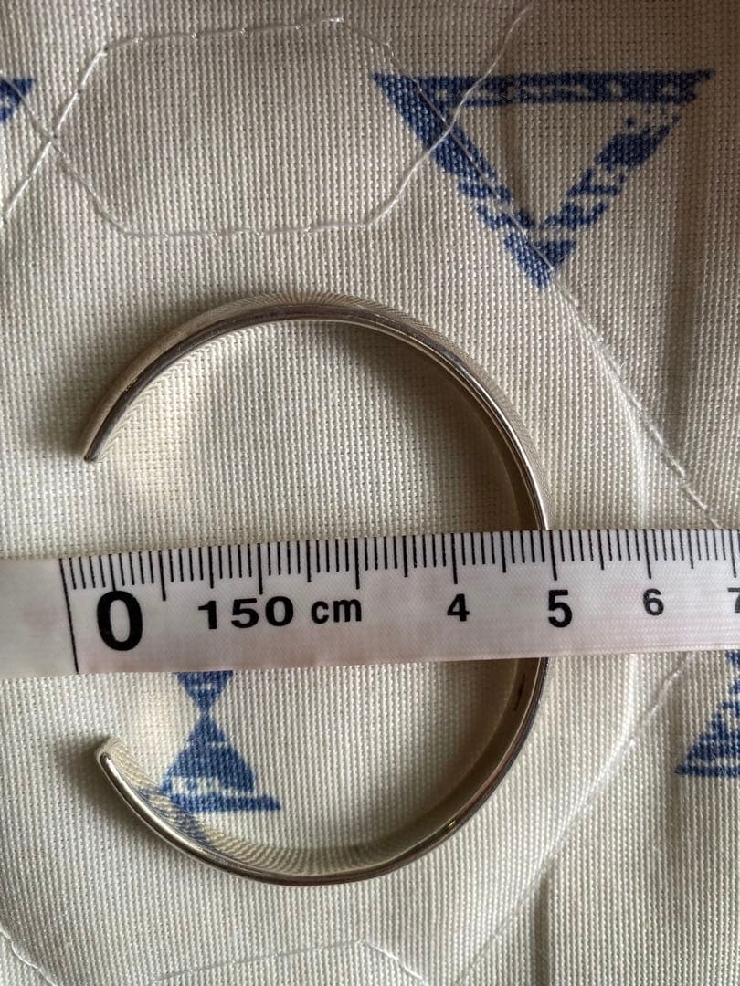 あか　　Man 目黒蓮着用　mollive（モリーヴ)バングル