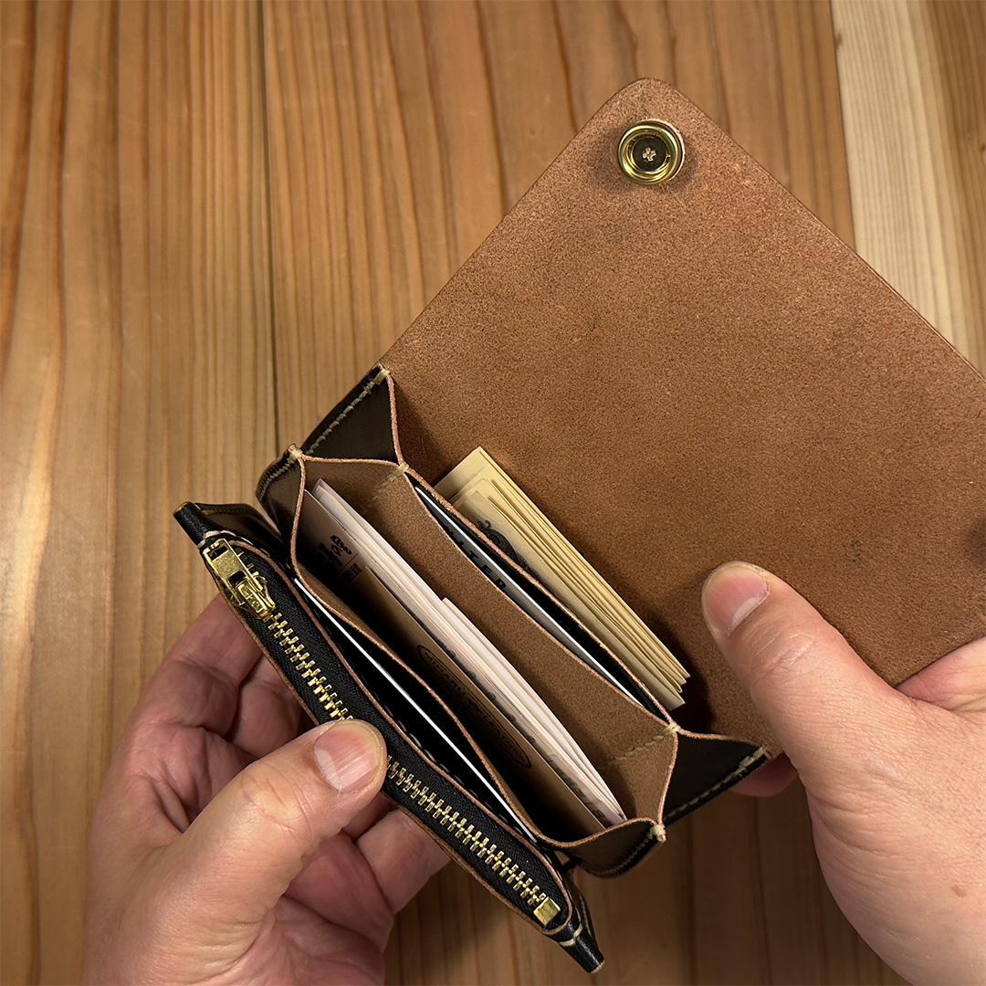 昭南本ヌメ革・丘染めブラック茶芯（手染め）｜ミドルトラッカーウォレット