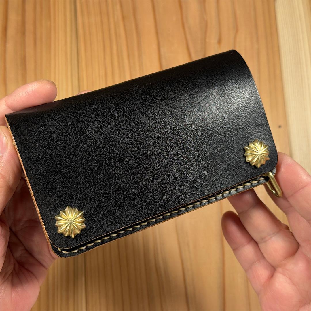 昭南本ヌメ革・丘染めブラック茶芯（手染め）｜ミドルトラッカーウォレット