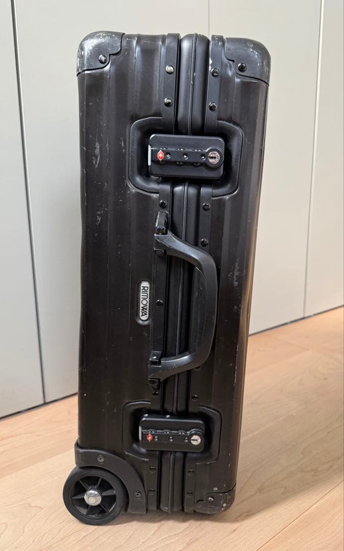 リモワ 機内持込可　クラシク黒アルミキャリーケース