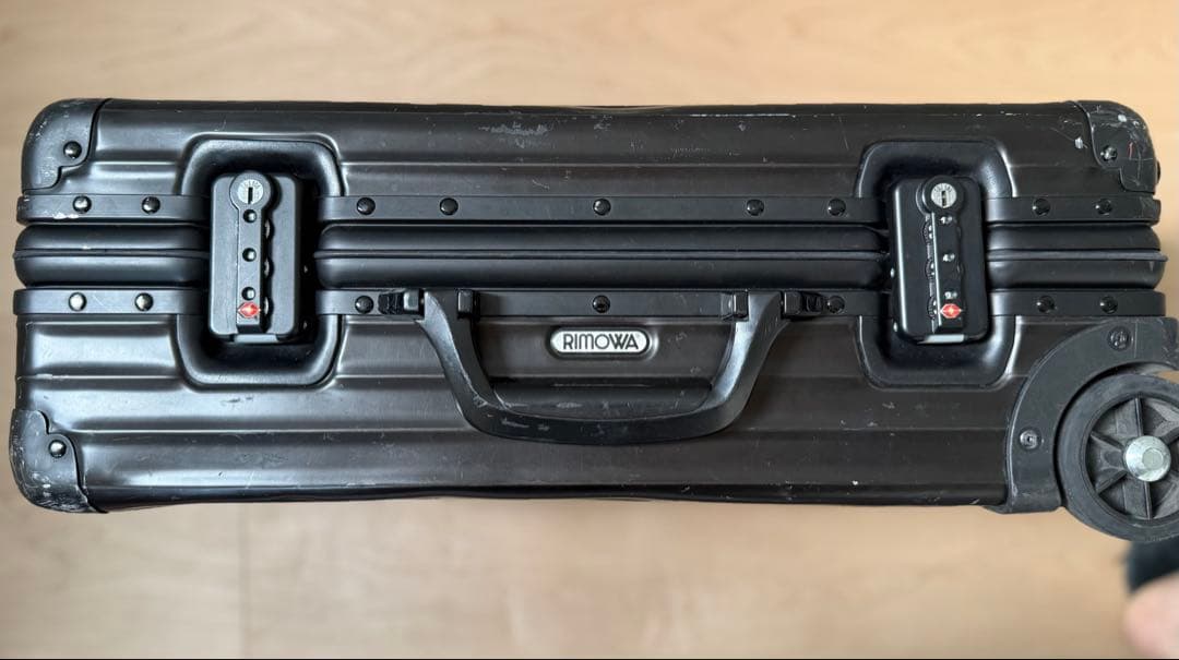 リモワ 機内持込可　クラシク黒アルミキャリーケース