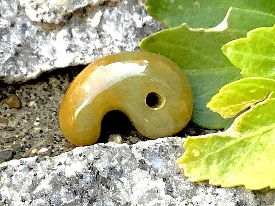 ⭕️超極上レア物　✳一番数少ない幻の幸運の黄色‼️ 糸魚川翡翠勾玉ガラス質鑑定鑑別書