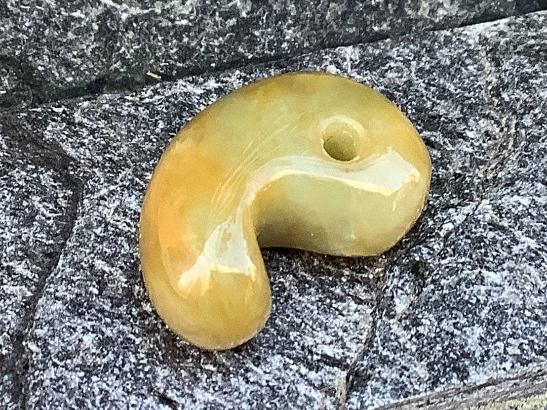 ⭕️超極上レア物　✳一番数少ない幻の幸運の黄色‼️ 糸魚川翡翠勾玉ガラス質鑑定鑑別書