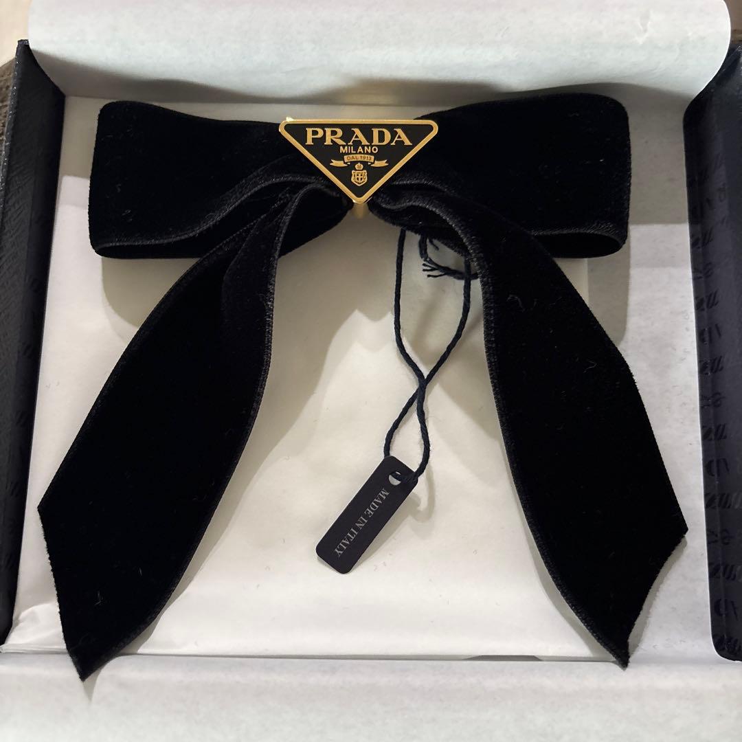 PRADA ブラックベルベットブローチ