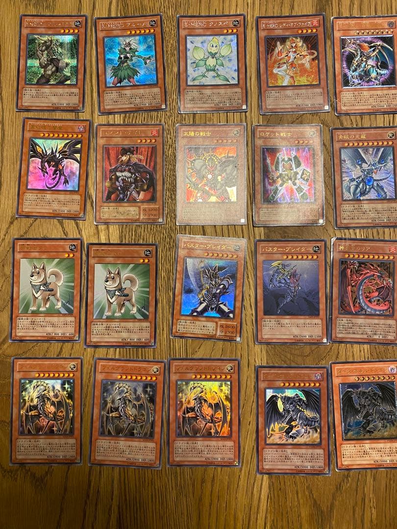 遊戯王カード　まとめ売り　ブルーアイズ　レッドアイズ　ブラックマジシャン