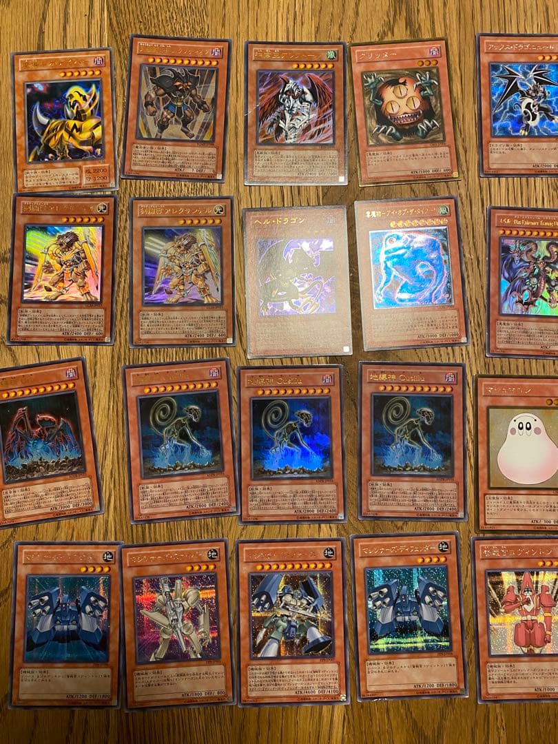 遊戯王カード　まとめ売り　ブルーアイズ　レッドアイズ　ブラックマジシャン