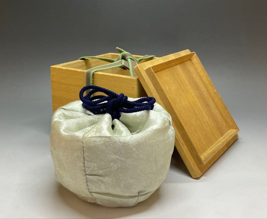 五代　楽吉左衛門　宗入　黒茶碗　共箱(四方桟盛蓋) 仕覆　共布　e432a