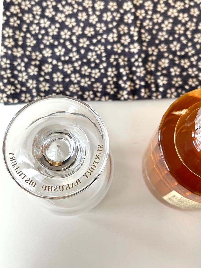 サントリー　【ウイスキー響12年ミニボトル】と【テイスティンググラス】