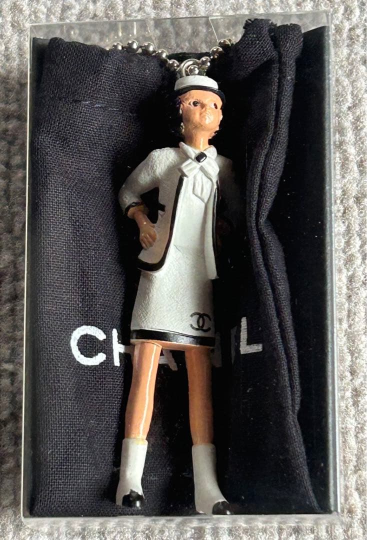 美品　CHANEL チェーン付きフィギュア&パラパラ漫画　新品未使用　非売品