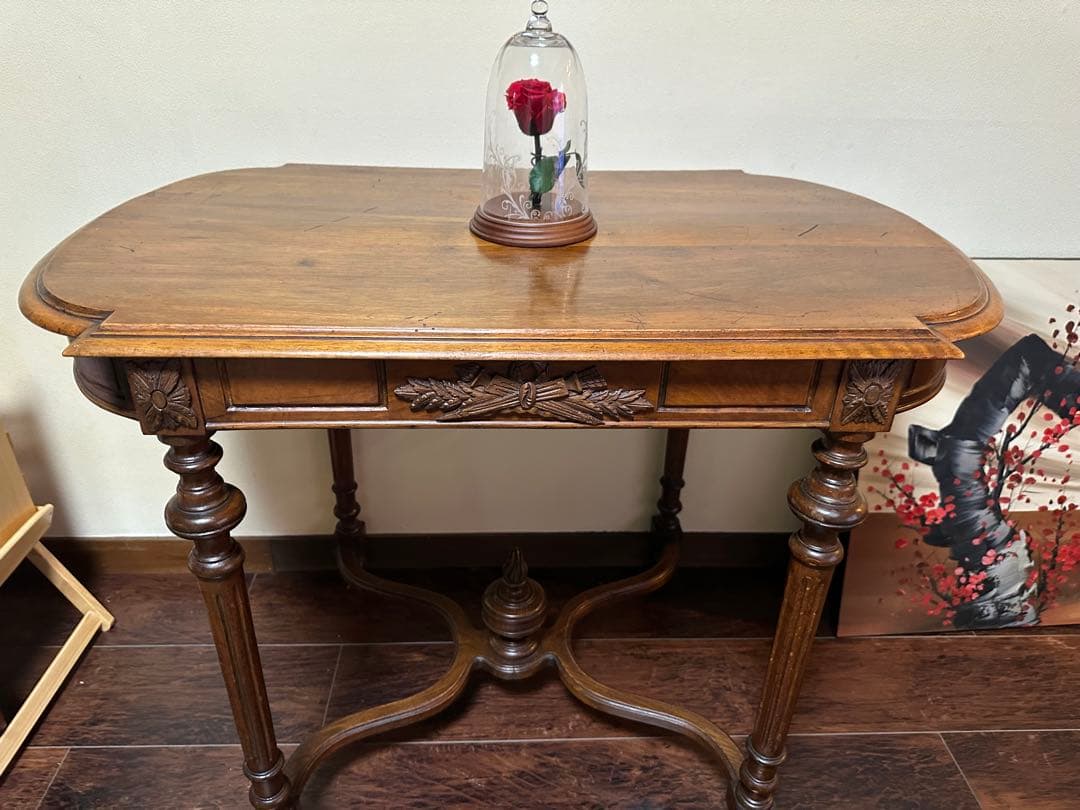 装飾彫刻付き木製オーバルテーブル