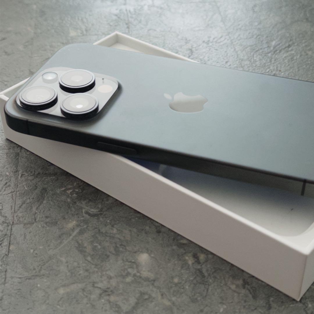 【美品】Apple iPhone 15 Pro ブラッ512GB SIMフリー