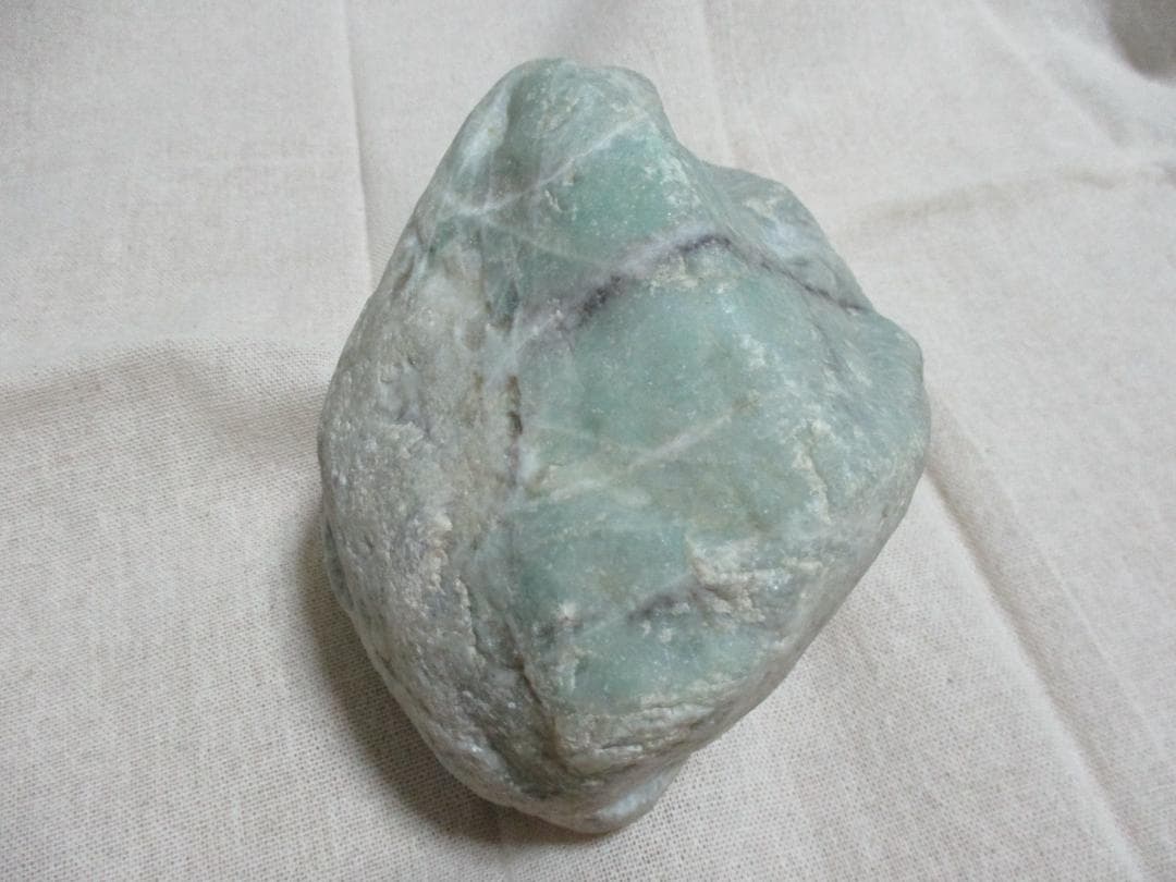 糸魚川　翡翠　原石　２．２ｋｇ　姫川産　ヒスイ　宝石　水石　鑑賞石　国産鉱物