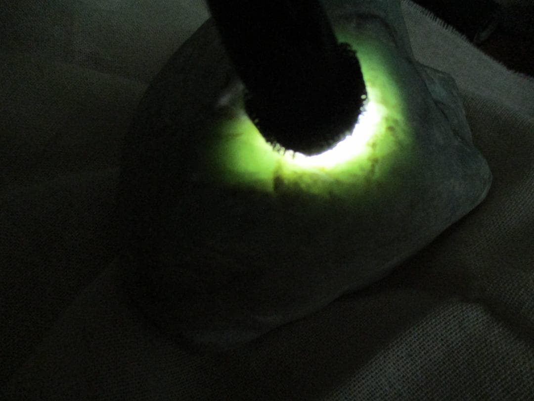 糸魚川　翡翠　原石　２．２ｋｇ　姫川産　ヒスイ　宝石　水石　鑑賞石　国産鉱物