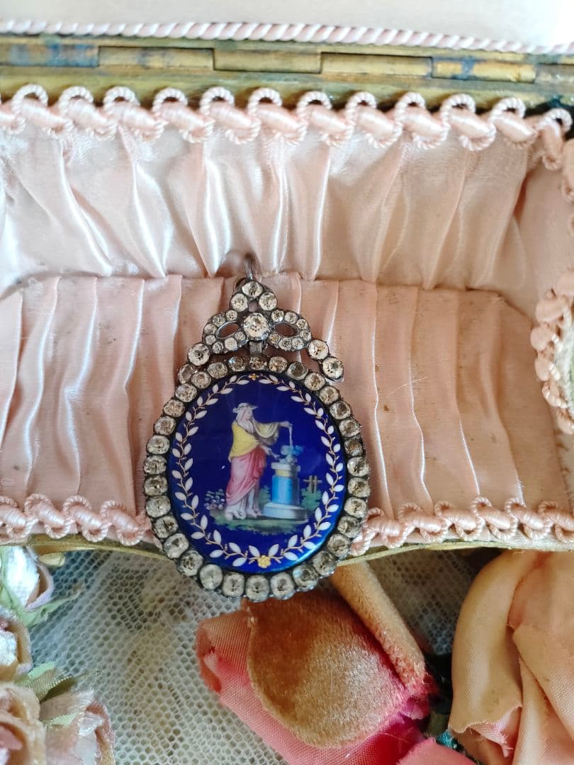 ☆エマイユのロケットペンダント・アンティーク☆