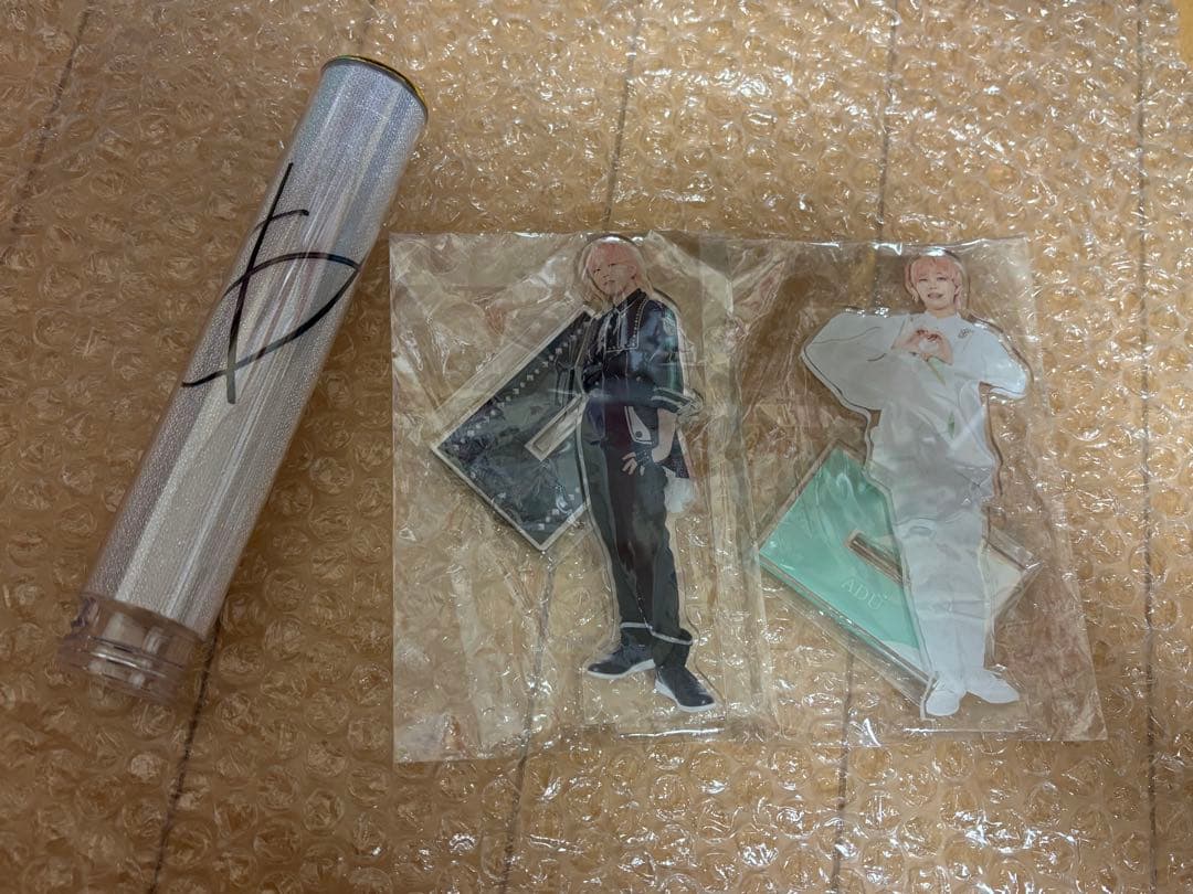 アクリルスタンド2つとサインキンブレのサイン