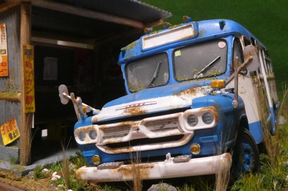 1/32 ボンネットバス 昭和レトロ風景 ジオラマ完成品 草ヒロ 錆汚し加工