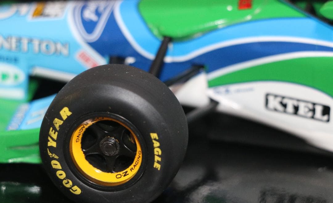 ビックスケール１／1８ ベネトンＢ１９３Ｂ ミハイル・シューマッハコレクション