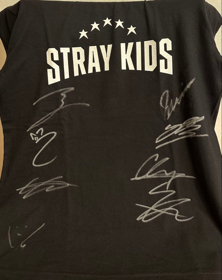 スキズ メンバー全員サイン入りTシャツ