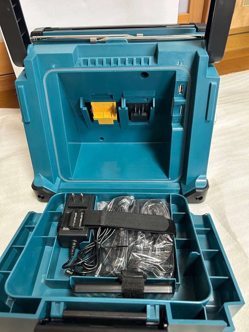 ⭐︎ほぼ未使用品⭐︎Makita マキタ 現場用 ラジオ 付 テレビ　TV100